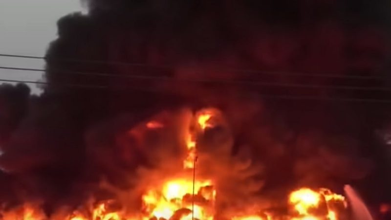 اسرائیل نے یمن میں شدید حملے کر کے بندرگاہوں کو کیا تباہ، حوثی رہنماؤں کو مارنے کی دی دھمکی