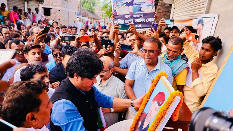ملک کے لیے جان قربان کرنے والے جھنتو علی شیخ کے اہل خانہ سے عمران پرتاپ گڑھی کی ملاقات
