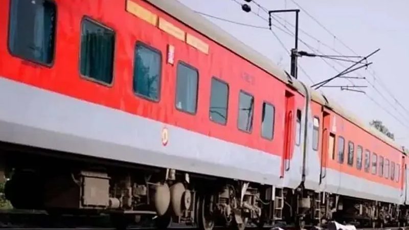 دو ایکسپریس ٹرینیں پٹری سے اترنے سے بال بال بچیں، ہوشیار لوکو پائلٹوں نے بچائیں سیکڑوں جانیں
