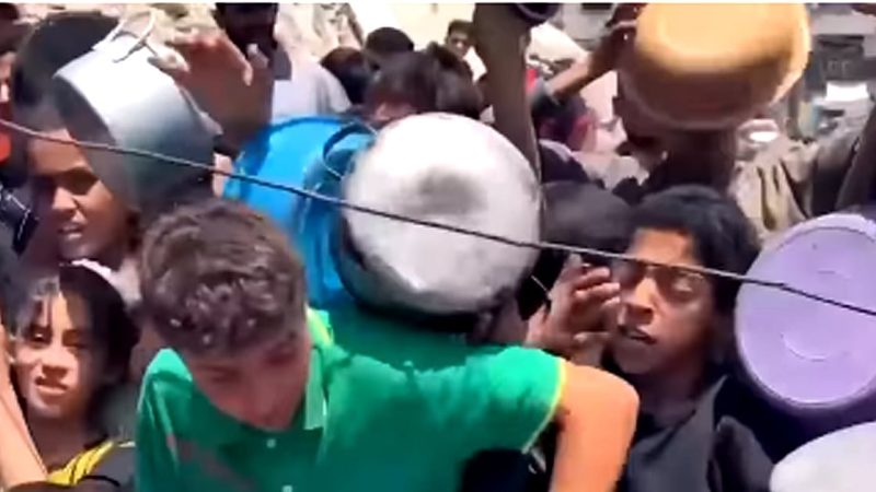 غزہ میں حالات انتہائی خراب، عوام کو بھکمری کا سامنا، راحتی اشیاء کے درجنوں ٹرک بیچ راستے میں ہی لوٹ لیے گئے