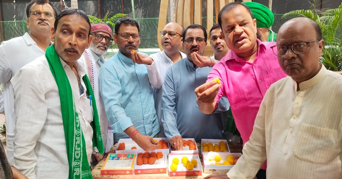 تیجسوی یادو کے بیٹے کی ولادت پر خوشی کی لہر، آر جے ڈی کارکنان نے بانٹی مٹھائیاں